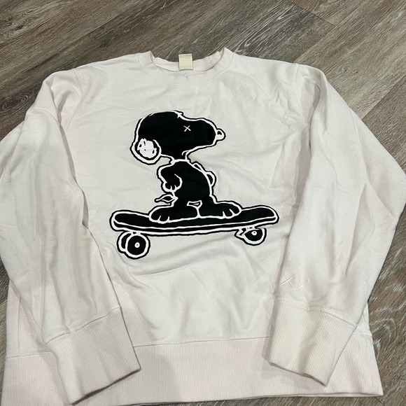 Uniqlo KAWS X Peanuts Rare Snoopy Crewneck Medium - Picture 5 of 6